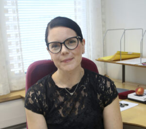 Kuva Sara Miettisestä työhuoneessaan.