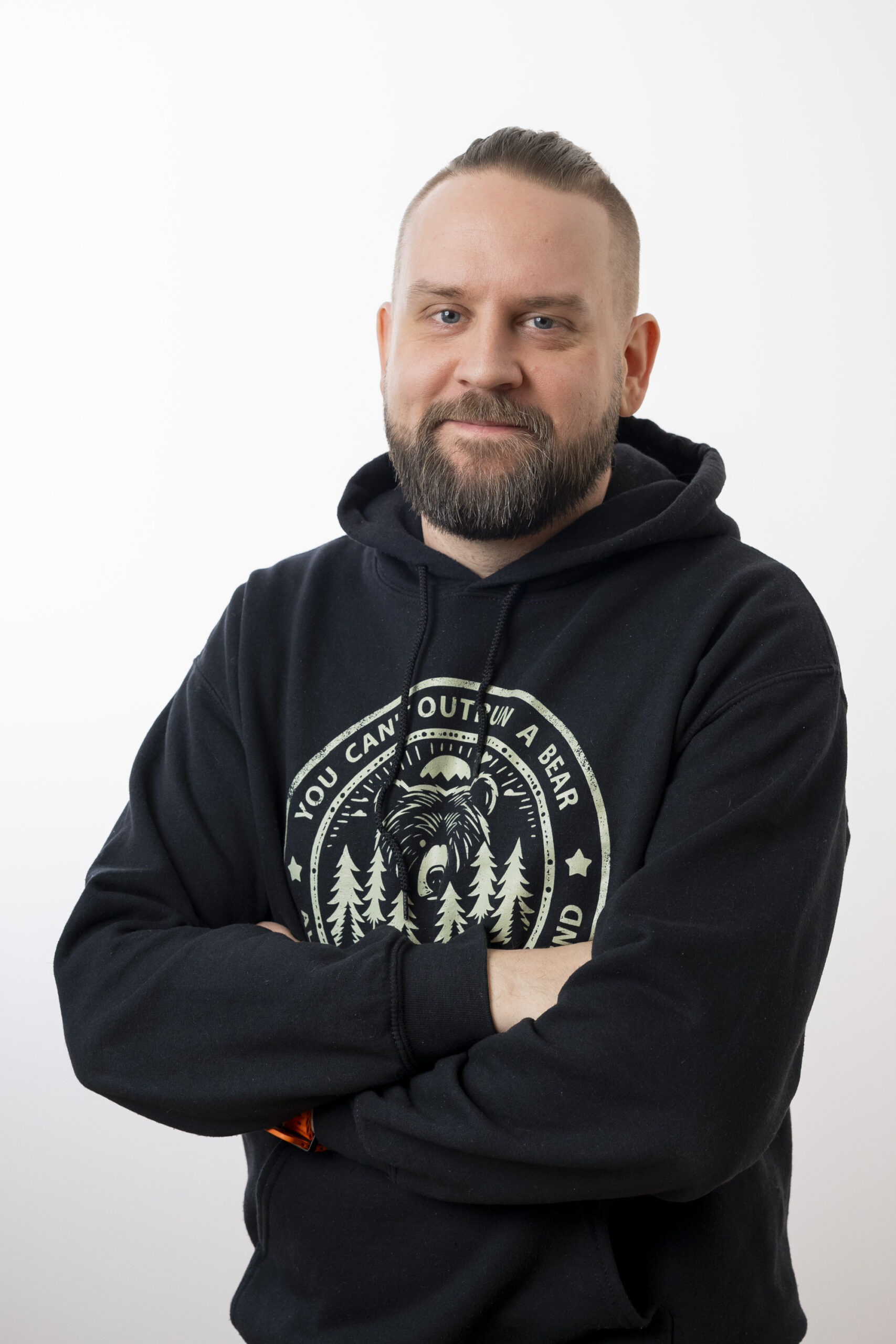 Potrettikuva Antti Sainolasta studiossa kuvattuna.