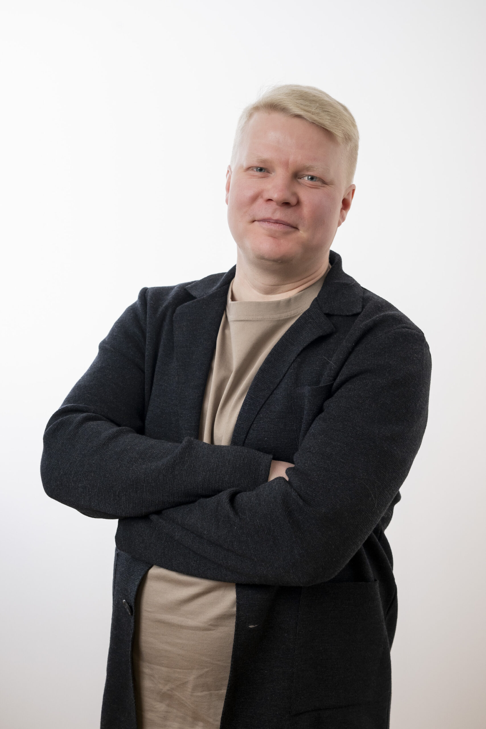 Potrettikuva Niko Blomista studiossa kuvattuna.