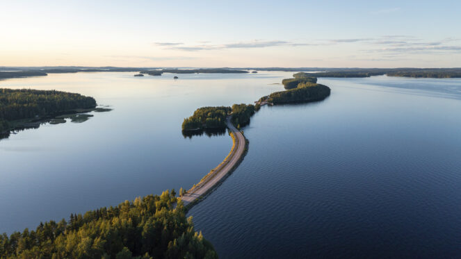 Kaunis järvimaisema ylhäältä päin kuvattuna.
