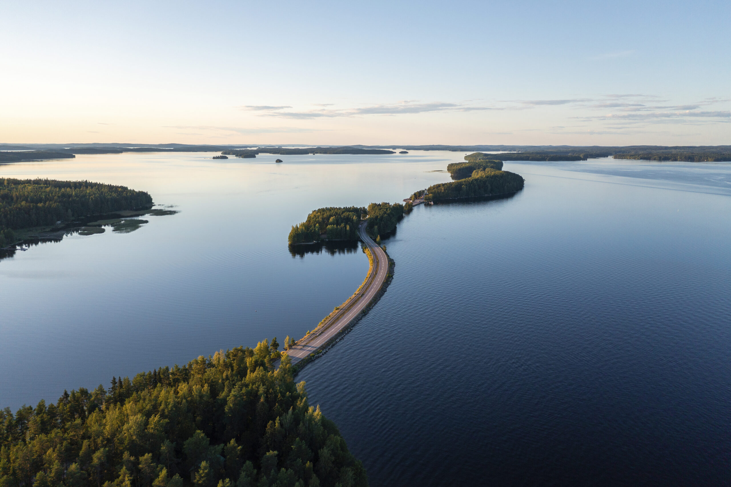 Kaunis järvimaisema ylhäältä päin kuvattuna.