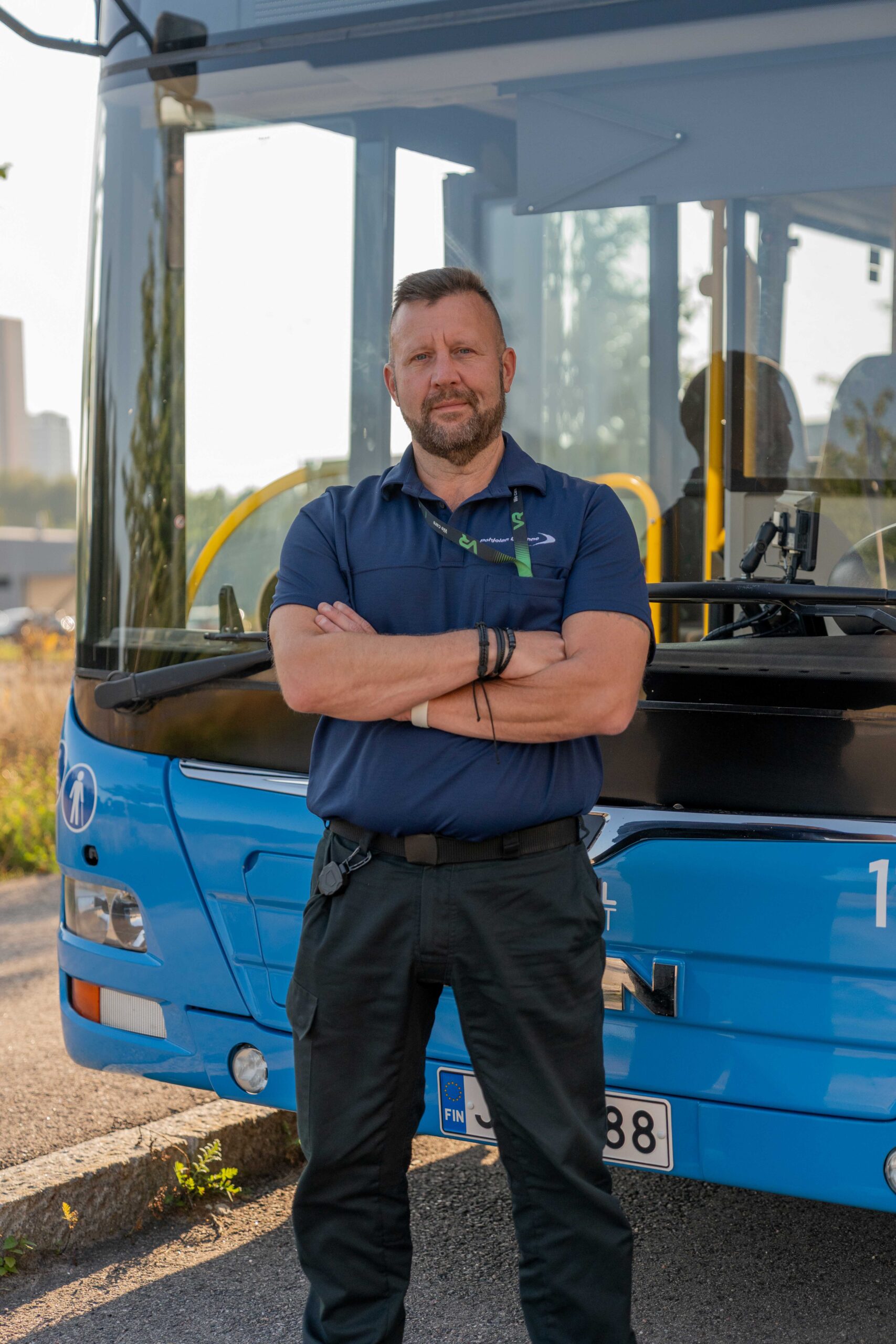 Janne Nikama bussin edessä kuvattuna.
