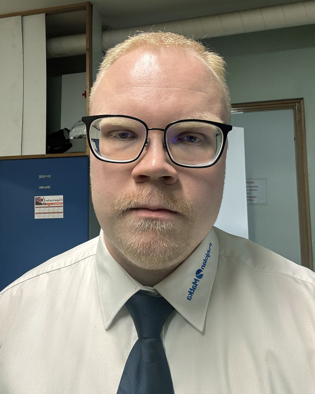 Lähikuva Jussi Kaltiosta kravaatissa ja kauluspaidassa.
