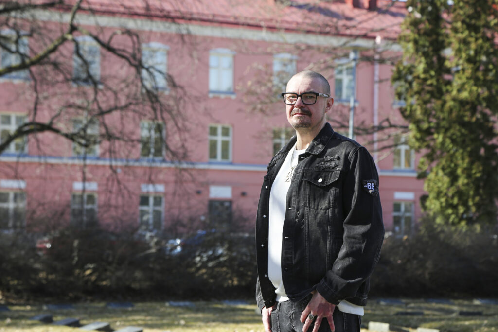 Kuva Pepe Tirrosesta vaaleanpunaisen rakennuksen edessä.