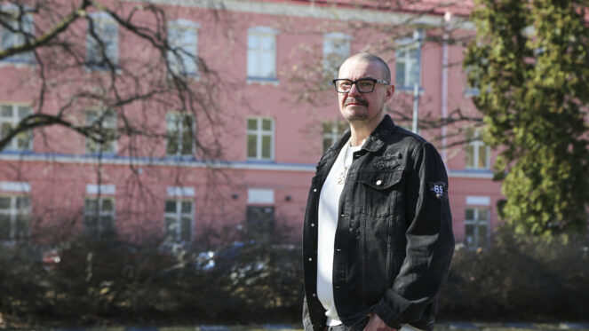 Kuva Pepe Tirrosesta vaaleanpunaisen rakennuksen edessä.