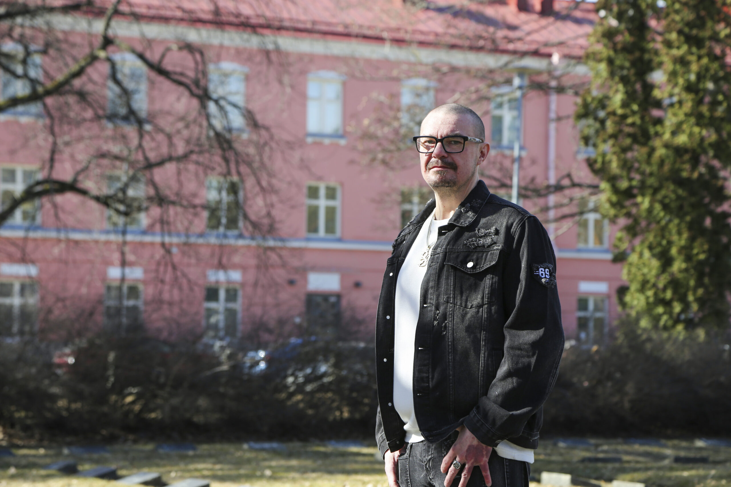 Kuva Pepe Tirrosesta vaaleanpunaisen rakennuksen edessä.