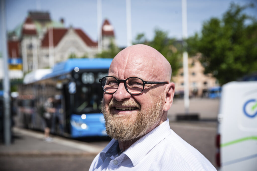 Lähikuva iloisesta silmälasipäisestä Pertti Piirisestä.