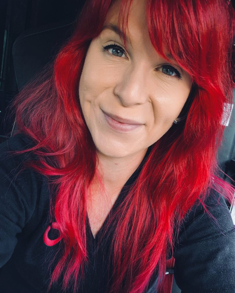 Selfie Riitta Jussilasta räikeän punaisissa hiuksissaan.