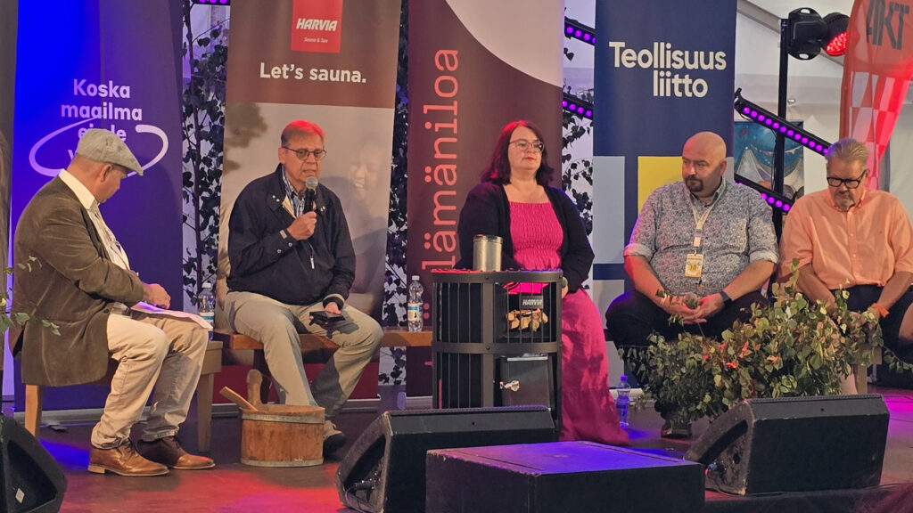 Ensimmäisessä paneelissa keskustelivat kansanedustaja, Lauri Lyly (sd.), kansanedustaja Pia Lohikoski (vas,) sekä varapuheenjohtaja Turja Lehtonen, Teollisuusliitto.
