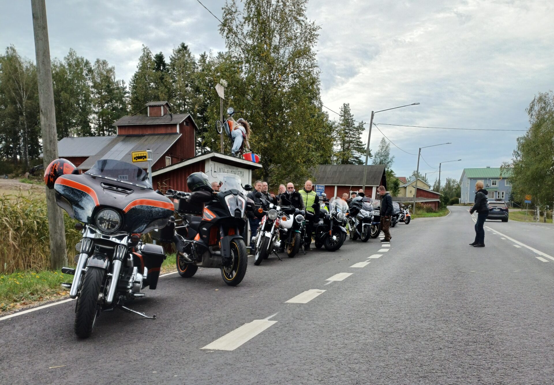 Kuvassa moottoripyöräilijät ovat pysähtyneet tielle ajoneuvojensa kanssa jonoon.
