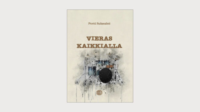 Kuvassa Vieras kaikkialla -kirjan kansi vaaleanharmaalla pohjalla.