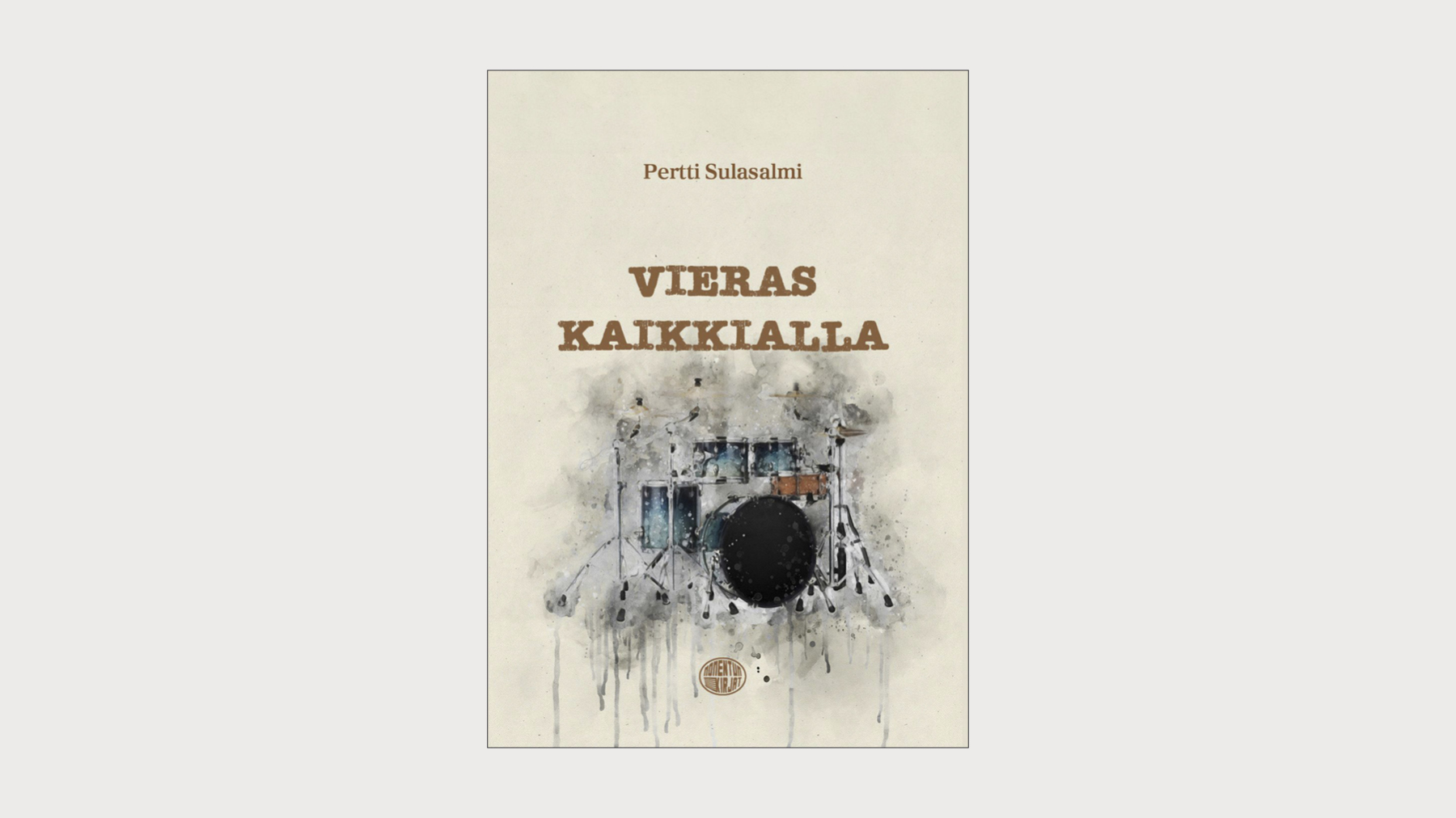 Kuvassa Vieras kaikkialla -kirjan kansi vaaleanharmaalla pohjalla.