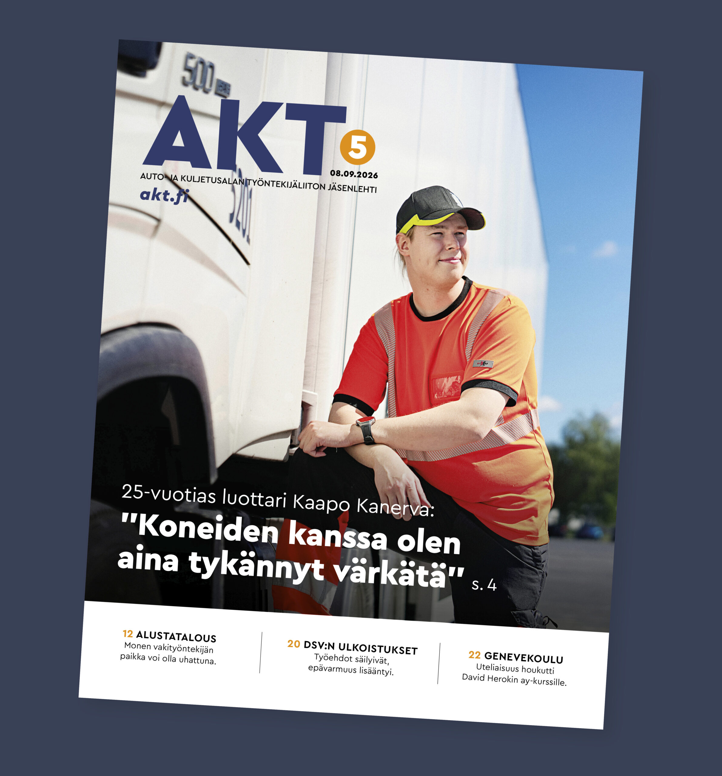 AKT-lehti 5/2026 kansikuva, jossa poseeraa nuori oranssissa paidassa ja lippiksessä valkoisen kuorma-auton edustalla.