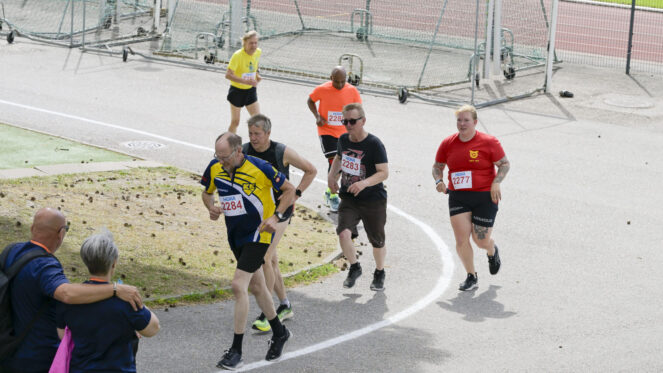 Henkilöt juoksevat radalla.