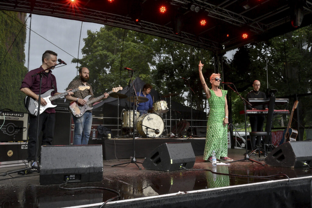 Kuvassa lavalla esiintyy vihreässä mekossaan Liisa Akimof orkestereineen.